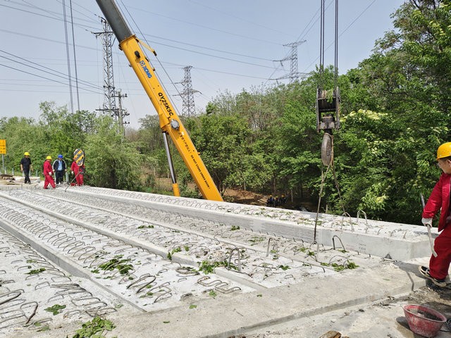 方家村立交通行能力提升工程A匝道桥全幅预制板梁架设完成 (2).jpg